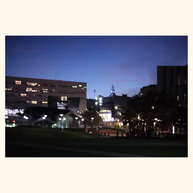 Vitória used a full blown camera for the first time.
Goofy ahh focus aside, the first photo is well framed and is very close to the perfect exposure. Because I like dramatic photos I'll give a biased rating of 5.75/10 (most points lost because of focus).
The second photo is pai